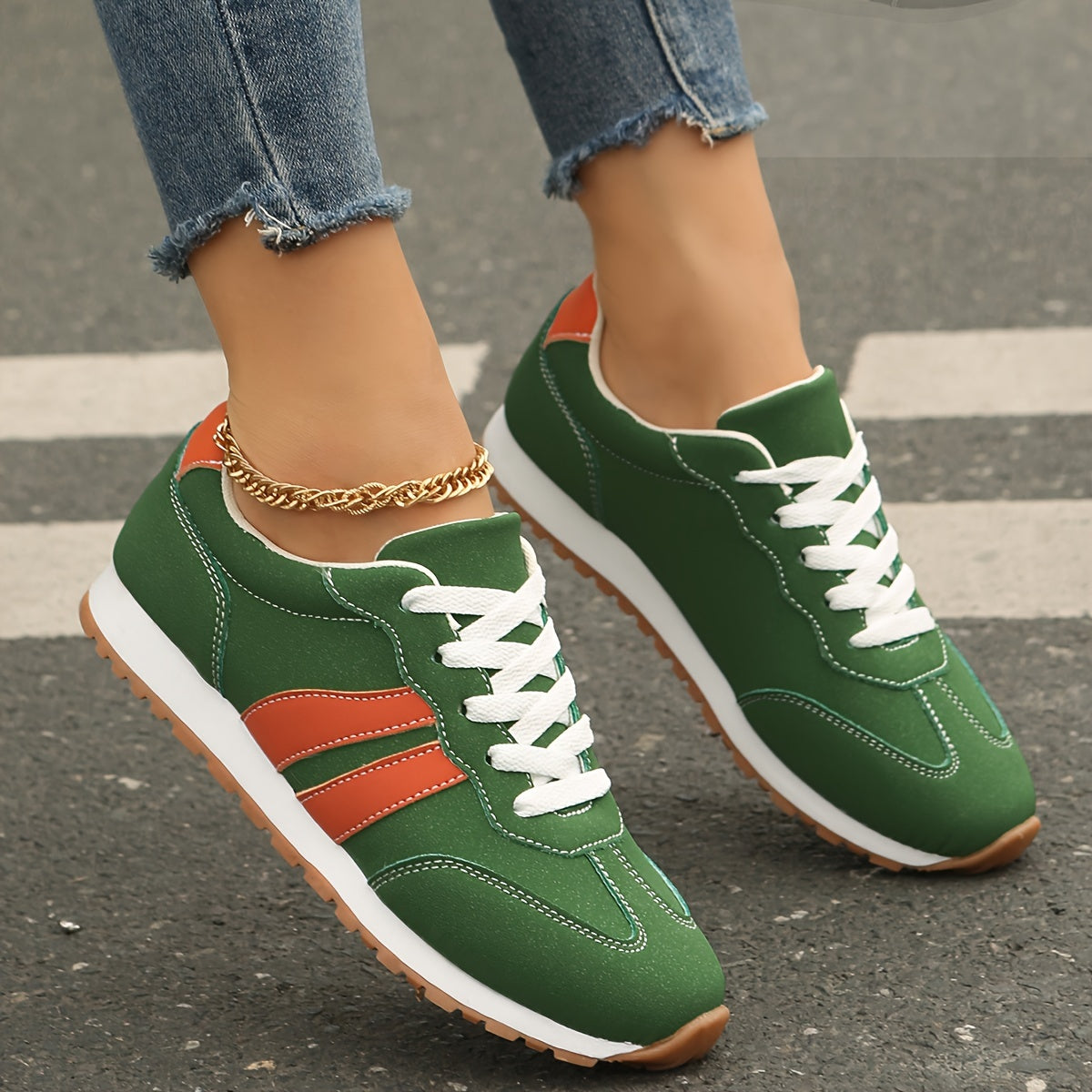 Zapatillas Urbanas Retro Verde con Detalles en Naranja