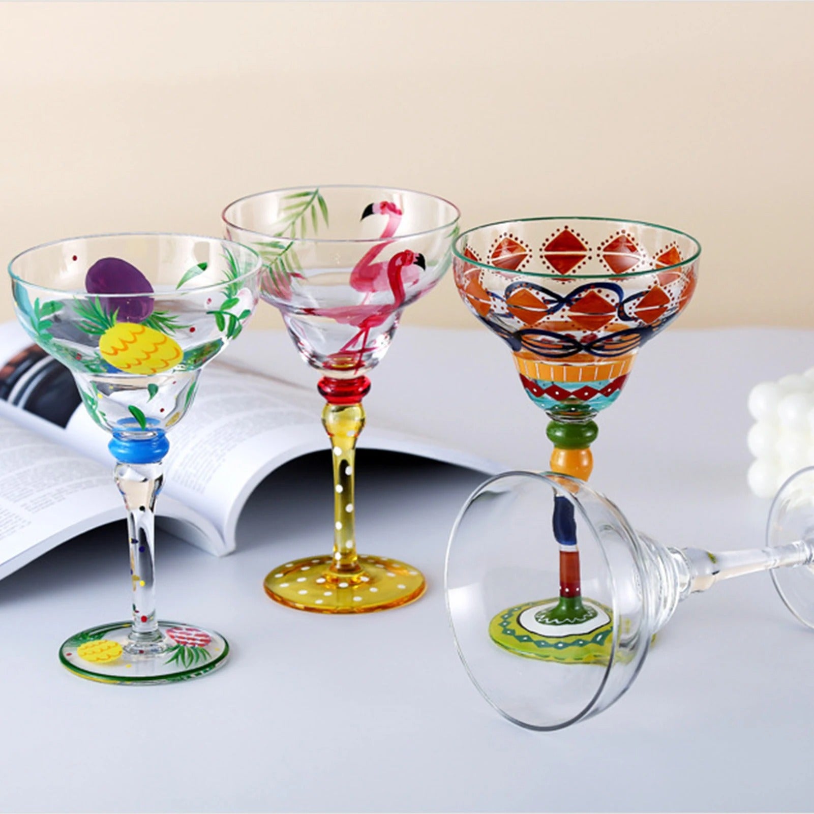 Copas de Cóctel Pintadas a Mano – ¡Vive el Espíritu Tropical!